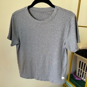VUORI Mudra Fitted Tee in Heather Grey